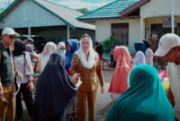 Bupati Natuna Cen Sui Lan meninjau pasar murah yang berlangsung di halaman Kantor Desa Tapau, Kecamatan Bunguran Tengah, Kamis (19/05/2026) pagi. Foto: INIKEPRI.COM/NatunaKab 