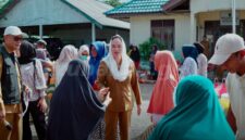 Bupati Natuna Cen Sui Lan meninjau pasar murah yang berlangsung di halaman Kantor Desa Tapau, Kecamatan Bunguran Tengah, Kamis (19/05/2026) pagi. Foto: INIKEPRI.COM/NatunaKab