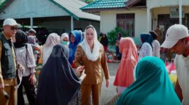 Bupati Natuna Cen Sui Lan meninjau pasar murah yang berlangsung di halaman Kantor Desa Tapau, Kecamatan Bunguran Tengah, Kamis (19/05/2026) pagi. Foto: INIKEPRI.COM/NatunaKab 