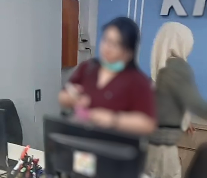Tangkapan layar video viral pelayanan apotek kimia Farma Sekupang. Foto: Tangkapan Layar