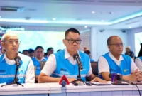 Direktur Utama PLN Darmawan Prasodjo (tengah) didampingi jajaran direksi PLN saat konferensi pers di Kantor Pusat PLN, Sabtu (23/5/2026) mengatakan seluruh petugas dan tim teknis PLN terus bekerja all out selama 24 jam di lapangan agar pasokan listrik kepada masyarakat dapat segera pulih kembali secara bertahap dan aman. Foto: INIKEPRI.COM/PLN 