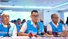 Direktur Utama PLN Darmawan Prasodjo (tengah) didampingi jajaran direksi PLN saat konferensi pers di Kantor Pusat PLN, Sabtu (23/5/2026) mengatakan seluruh petugas dan tim teknis PLN terus bekerja all out selama 24 jam di lapangan agar pasokan listrik kepada masyarakat dapat segera pulih kembali secara bertahap dan aman. Foto: INIKEPRI.COM/PLN