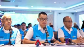 Direktur Utama PLN Darmawan Prasodjo (tengah) didampingi jajaran direksi PLN saat konferensi pers di Kantor Pusat PLN, Sabtu (23/5/2026) mengatakan seluruh petugas dan tim teknis PLN terus bekerja all out selama 24 jam di lapangan agar pasokan listrik kepada masyarakat dapat segera pulih kembali secara bertahap dan aman. Foto: INIKEPRI.COM/PLN 
