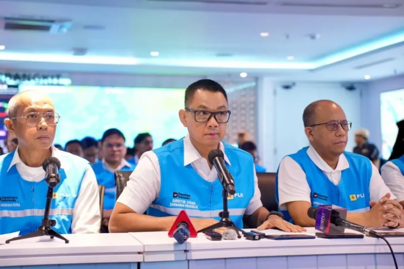 Direktur Utama PLN Darmawan Prasodjo (tengah) didampingi jajaran direksi PLN saat konferensi pers di Kantor Pusat PLN, Sabtu (23/5/2026) mengatakan seluruh petugas dan tim teknis PLN terus bekerja all out selama 24 jam di lapangan agar pasokan listrik kepada masyarakat dapat segera pulih kembali secara bertahap dan aman. Foto: INIKEPRI.COM/PLN 