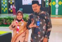 Nuraela Islami (kiri) melakukan sesi foto usai curi perhatian juri di ajang lomba bertutur. Foto: INIKEPRI.COM