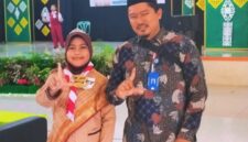 Nuraela Islami (kiri) melakukan sesi foto usai curi perhatian juri di ajang lomba bertutur. Foto: INIKEPRI.COM