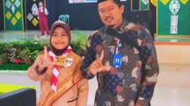 Nuraela Islami (kiri) melakukan sesi foto usai curi perhatian juri di ajang lomba bertutur. Foto: INIKEPRI.COM