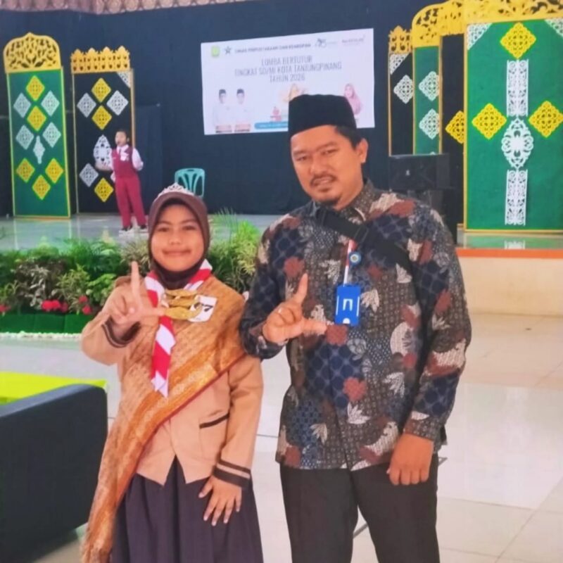 Nuraela Islami (kiri) melakukan sesi foto usai curi perhatian juri di ajang lomba bertutur. Foto: INIKEPRI.COM