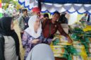 Bupati Cen Sui Lan di pasar murah beberapa waktu lalu. Foto: INIKEPRI.COM
