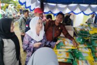 Bupati Cen Sui Lan di pasar murah beberapa waktu lalu. Foto: INIKEPRI.COM