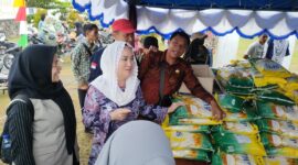 Bupati Cen Sui Lan di pasar murah beberapa waktu lalu. Foto: INIKEPRI.COM