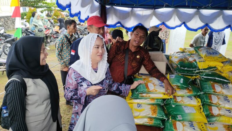 Bupati Cen Sui Lan di pasar murah beberapa waktu lalu. Foto: INIKEPRI.COM