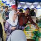 Bupati Cen Sui Lan di pasar murah beberapa waktu lalu. Foto: INIKEPRI.COM