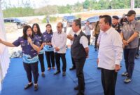 Menteri Kelautan dan Perikanan RI Sakti Wahyu Trenggono bersama Gubernur Kepri Ansar Ahmad mendengarkan pemaparan dari Manajamen PT BIG pada peresmian perusahaan perikanan di Kota Kijang, Kabupaten Bintan. Foto: INIKEPRI.COM/KepriProv 