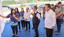 Menteri Kelautan dan Perikanan RI Sakti Wahyu Trenggono bersama Gubernur Kepri Ansar Ahmad mendengarkan pemaparan dari Manajamen PT BIG pada peresmian perusahaan perikanan di Kota Kijang, Kabupaten Bintan. Foto: INIKEPRI.COM/KepriProv