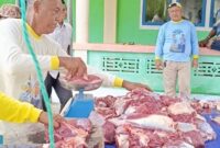 Hadi Candra Ketua Dewan Pembina KPDN dan relawan KPDN mengemas daging hewan kurban buat warga Desa Pengadah, Natuna. Foto: Istimewa