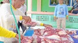 Hadi Candra Ketua Dewan Pembina KPDN dan relawan KPDN mengemas daging hewan kurban buat warga Desa Pengadah, Natuna. Foto: Istimewa 