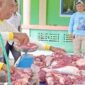Hadi Candra Ketua Dewan Pembina KPDN dan relawan KPDN mengemas daging hewan kurban buat warga Desa Pengadah, Natuna. Foto: Istimewa 