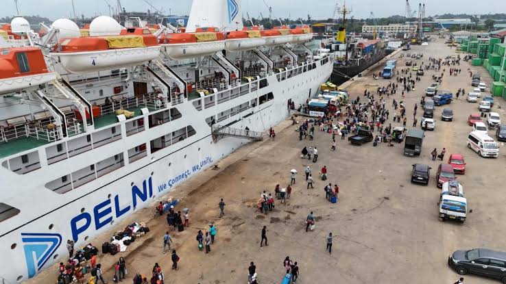 Kapal Kelud saat berlabuh di Pelabuhan Batam. Foto: INIKEPRI.COM