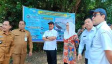 Bupati Natuna Cen Sui Lan mendampingi Menteri KKP Sakti Wahyu Trenggono meninjau KNMP beberapa waktu lalu. Foto: INIKEPRI.COM