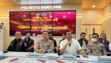 Konferensi pers pengungkapan kasus dugaan penipuan titik SPPG di Batam yang dipimpin oleh Wakapolda Kepri Brigen Pol Anom Wibowo (kedua dari kiri), Wakil Kepala BGN Sony Sonjaya (kedua dari kanan) dan Waka Polresta Barelang AKBP Fadli Agus (kanan) di Batam, Kepri, Sabtu (23/5/2026). Foto: Istimewa