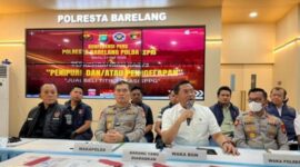 Konferensi pers pengungkapan kasus dugaan penipuan titik SPPG di Batam yang dipimpin oleh Wakapolda Kepri Brigen Pol Anom Wibowo (kedua dari kiri), Wakil Kepala BGN Sony Sonjaya (kedua dari kanan) dan Waka Polresta Barelang AKBP Fadli Agus (kanan) di Batam, Kepri, Sabtu (23/5/2026). Foto: Istimewa 