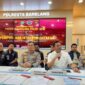Konferensi pers pengungkapan kasus dugaan penipuan titik SPPG di Batam yang dipimpin oleh Wakapolda Kepri Brigen Pol Anom Wibowo (kedua dari kiri), Wakil Kepala BGN Sony Sonjaya (kedua dari kanan) dan Waka Polresta Barelang AKBP Fadli Agus (kanan) di Batam, Kepri, Sabtu (23/5/2026). Foto: Istimewa 