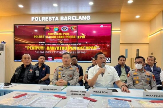 Konferensi pers pengungkapan kasus dugaan penipuan titik SPPG di Batam yang dipimpin oleh Wakapolda Kepri Brigen Pol Anom Wibowo (kedua dari kiri), Wakil Kepala BGN Sony Sonjaya (kedua dari kanan) dan Waka Polresta Barelang AKBP Fadli Agus (kanan) di Batam, Kepri, Sabtu (23/5/2026). Foto: Istimewa