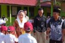 Bupati Natuna Cen Sui Lan dalam kegiatan penyerahan bantuan Program “Gold Generation” yang digelar PT Pegadaian Cabang Natuna di SDN 009 Bandarsyah, Kecamatan Bunguran Timur. Foto: INIKEPRI.COM/NatunaKab 