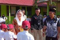 Bupati Natuna Cen Sui Lan dalam kegiatan penyerahan bantuan Program “Gold Generation” yang digelar PT Pegadaian Cabang Natuna di SDN 009 Bandarsyah, Kecamatan Bunguran Timur. Foto: INIKEPRI.COM/NatunaKab 
