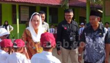 Bupati Natuna Cen Sui Lan dalam kegiatan penyerahan bantuan Program “Gold Generation” yang digelar PT Pegadaian Cabang Natuna di SDN 009 Bandarsyah, Kecamatan Bunguran Timur. Foto: INIKEPRI.COM/NatunaKab 