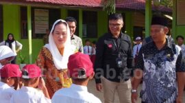 Bupati Natuna Cen Sui Lan dalam kegiatan penyerahan bantuan Program “Gold Generation” yang digelar PT Pegadaian Cabang Natuna di SDN 009 Bandarsyah, Kecamatan Bunguran Timur. Foto: INIKEPRI.COM/NatunaKab 