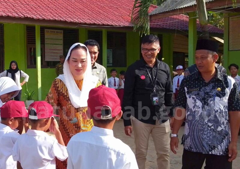 Bupati Natuna Cen Sui Lan dalam kegiatan penyerahan bantuan Program “Gold Generation” yang digelar PT Pegadaian Cabang Natuna di SDN 009 Bandarsyah, Kecamatan Bunguran Timur. Foto: INIKEPRI.COM/NatunaKab 