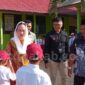 Bupati Natuna Cen Sui Lan dalam kegiatan penyerahan bantuan Program “Gold Generation” yang digelar PT Pegadaian Cabang Natuna di SDN 009 Bandarsyah, Kecamatan Bunguran Timur. Foto: INIKEPRI.COM/NatunaKab 