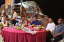 Bupati Natuna Cen Sui Lan bersama suaminya, Raja Mustaqim, menjamu Panglima Komando Armada I Haris Bima Bayuseto dalam jamuan makan malam bertajuk Sunset Dinner. Foto: INIKEPRI.COM