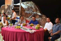 Bupati Natuna Cen Sui Lan bersama suaminya, Raja Mustaqim, menjamu Panglima Komando Armada I Haris Bima Bayuseto dalam jamuan makan malam bertajuk Sunset Dinner. Foto: INIKEPRI.COM