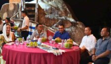 Bupati Natuna Cen Sui Lan bersama suaminya, Raja Mustaqim, menjamu Panglima Komando Armada I Haris Bima Bayuseto dalam jamuan makan malam bertajuk Sunset Dinner. Foto: INIKEPRI.COM