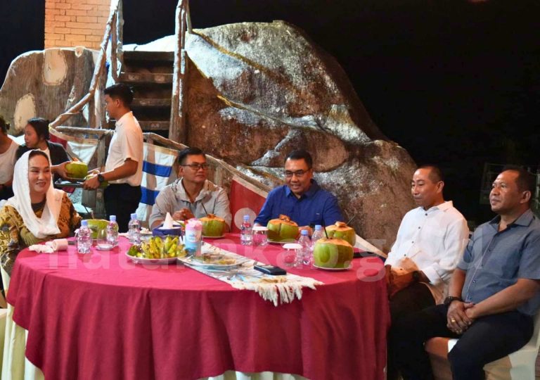 Bupati Natuna Cen Sui Lan bersama suaminya, Raja Mustaqim, menjamu Panglima Komando Armada I Haris Bima Bayuseto dalam jamuan makan malam bertajuk Sunset Dinner. Foto: INIKEPRI.COM