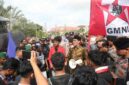 Ketua DPRD Kota Batam Muhammad Kamaluddin menerima aksi mahasiswa. Foto: INIKEPRI.COM