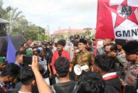 Ketua DPRD Kota Batam Muhammad Kamaluddin menerima aksi mahasiswa. Foto: INIKEPRI.COM