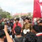Ketua DPRD Kota Batam Muhammad Kamaluddin menerima aksi mahasiswa. Foto: INIKEPRI.COM