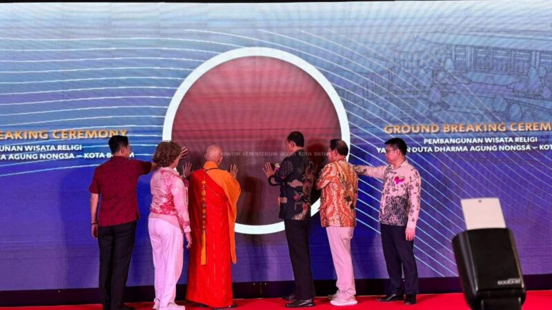 Prosesi pemancangan pilar pertama kawasan Wisata Religi Yayasan Duta Dharma Agung di Kecamatan Nongsa, Kota Batam. Foto: INIKEPRI.COM