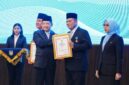 Gubernur Kepri Ansar Ahmad menerima piagam tanda kehormatan Satyalancana Wira Karya Bidang Pemerintahan dalam Pengelolaan, Pengembangan, dan Pembangunan Kelautan dan Perikanan Tahun 2025 dari Mendagri Muhammad Tito Karnavian di Jakarta. Foto: Humas Kemendagri
