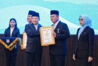 Gubernur Kepri Ansar Ahmad menerima piagam tanda kehormatan Satyalancana Wira Karya Bidang Pemerintahan dalam Pengelolaan, Pengembangan, dan Pembangunan Kelautan dan Perikanan Tahun 2025 dari Mendagri Muhammad Tito Karnavian di Jakarta. Foto: Humas Kemendagri