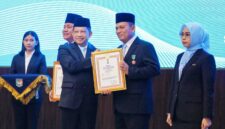 Gubernur Kepri Ansar Ahmad menerima piagam tanda kehormatan Satyalancana Wira Karya Bidang Pemerintahan dalam Pengelolaan, Pengembangan, dan Pembangunan Kelautan dan Perikanan Tahun 2025 dari Mendagri Muhammad Tito Karnavian di Jakarta. Foto: Humas Kemendagri