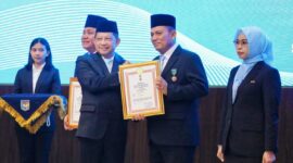 Gubernur Kepri Ansar Ahmad menerima piagam tanda kehormatan Satyalancana Wira Karya Bidang Pemerintahan dalam Pengelolaan, Pengembangan, dan Pembangunan Kelautan dan Perikanan Tahun 2025 dari Mendagri Muhammad Tito Karnavian di Jakarta. Foto: Humas Kemendagri