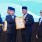 Gubernur Kepri Ansar Ahmad menerima piagam tanda kehormatan Satyalancana Wira Karya Bidang Pemerintahan dalam Pengelolaan, Pengembangan, dan Pembangunan Kelautan dan Perikanan Tahun 2025 dari Mendagri Muhammad Tito Karnavian di Jakarta. Foto: Humas Kemendagri