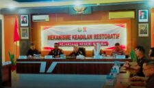 Penyerahan SKP2 berlangsung di Aula Kejaksaan Negeri Natuna dan dipimpin langsung oleh Wakil Kepala Kejaksaan Tinggi Kepulauan Riau, Dr. Diah Yuliastuti, SH, MH. Kegiatan tersebut turut dihadiri Bupati Natuna, Cen Sui Lan, beserta sejumlah unsur Forkopimda. Foto: INIKEPRI.COM