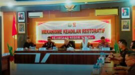 Penyerahan SKP2 berlangsung di Aula Kejaksaan Negeri Natuna dan dipimpin langsung oleh Wakil Kepala Kejaksaan Tinggi Kepulauan Riau, Dr. Diah Yuliastuti, SH, MH. Kegiatan tersebut turut dihadiri Bupati Natuna, Cen Sui Lan, beserta sejumlah unsur Forkopimda. Foto: INIKEPRI.COM