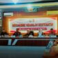 Penyerahan SKP2 berlangsung di Aula Kejaksaan Negeri Natuna dan dipimpin langsung oleh Wakil Kepala Kejaksaan Tinggi Kepulauan Riau, Dr. Diah Yuliastuti, SH, MH. Kegiatan tersebut turut dihadiri Bupati Natuna, Cen Sui Lan, beserta sejumlah unsur Forkopimda. Foto: INIKEPRI.COM